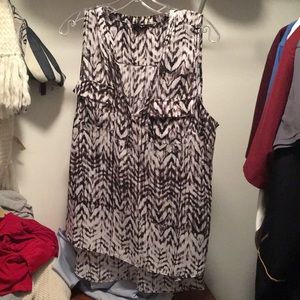Sleeveless black and white design top!